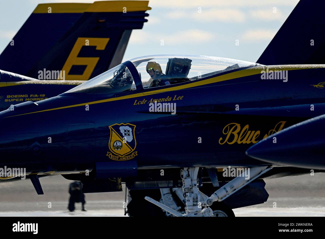 El Centro, Kalifornien, USA. Februar 2024. Lt. Cmdr. Amanda Lee, Slotpilotin der US Navy Flight Demonstration Squadron, den Blue Angels, bereitet sich auf den Start vor einem Trainingsflug über die Naval Air Facility (NAF) El Centro vor. Die Blue Angels führen derzeit Wintertrainings im NAF El Centro, Kalifornien, durch, um die kommende Flugschau-Saison 2024 vorzubereiten. (Kreditbild: © Michael Russell/U.S. Navy/ZUMA Press Wire) NUR FÜR REDAKTIONELLE ZWECKE! Nicht für kommerzielle ZWECKE! Stockfoto