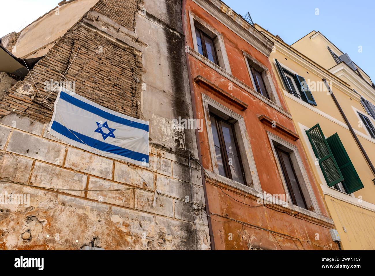 Die israelische Flagge hängt an einer Mauer im jüdischen Ghetto von Rom, Italien. Stockfoto