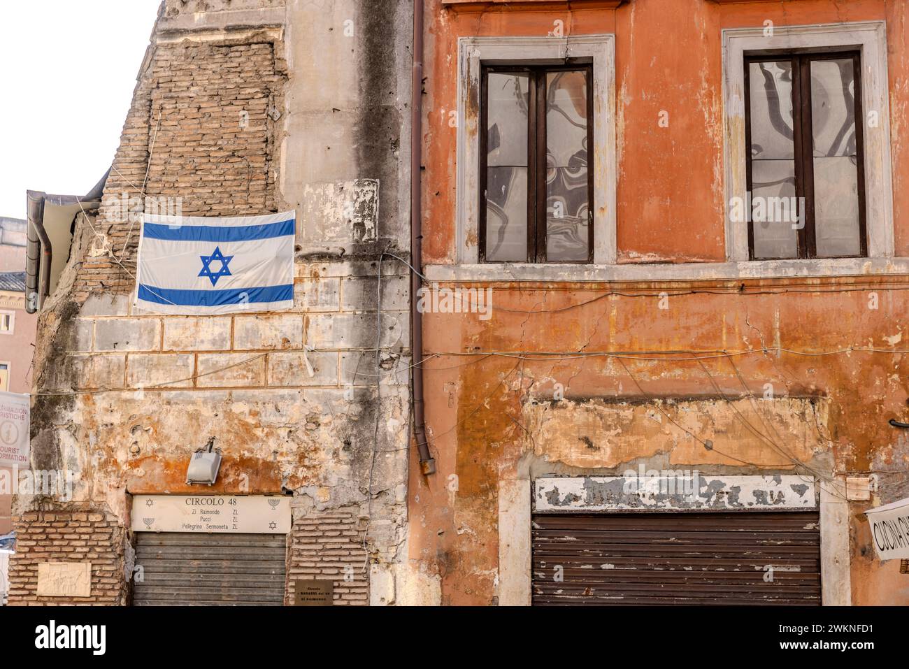 Die israelische Flagge hängt an einer Mauer im jüdischen Ghetto von Rom, Italien. Stockfoto