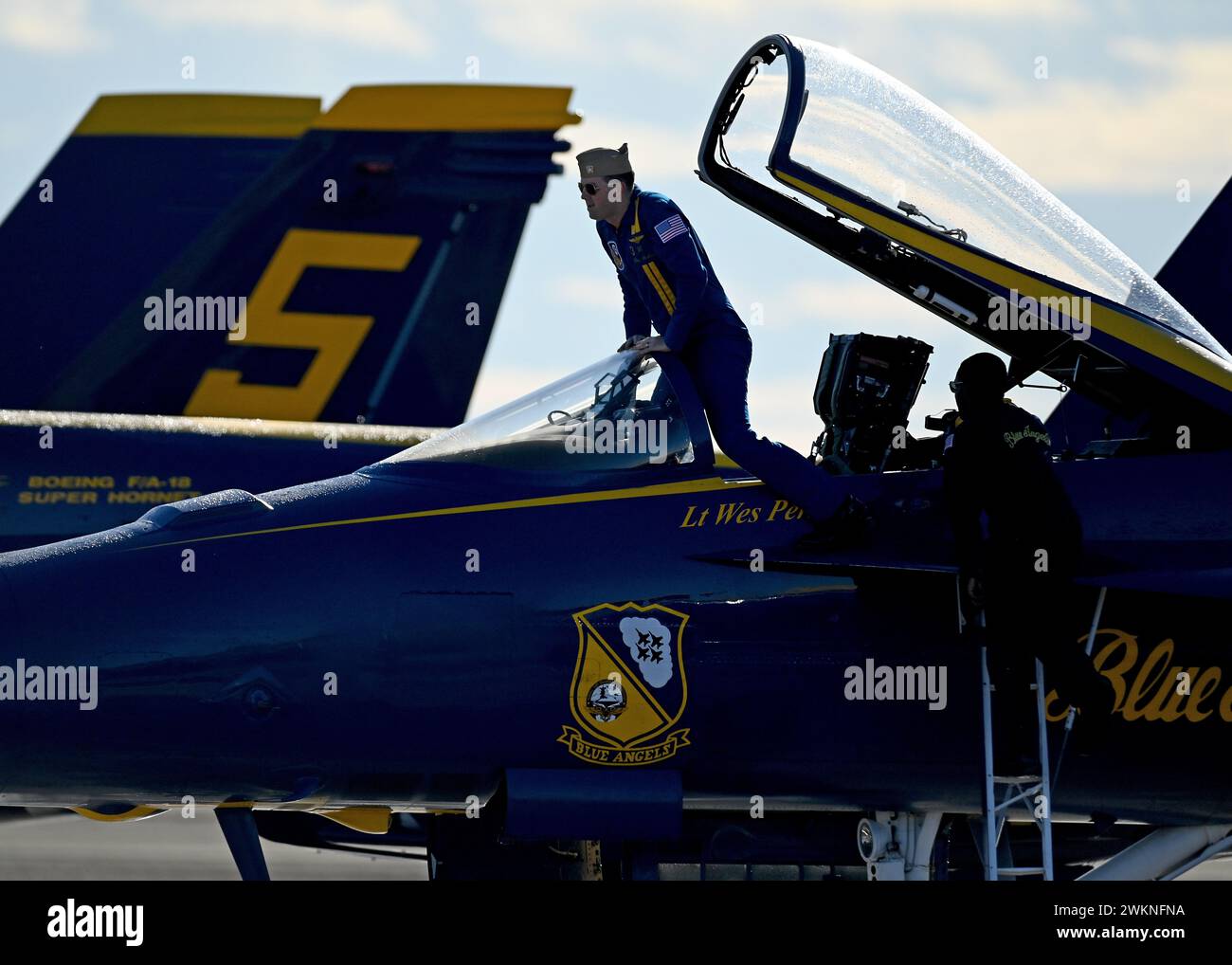 El Centro, Kalifornien, USA. Februar 2024. Lt. Wes Perkins, linker Pilot, der US Navy Flight Demonstration Squadron, den Blue Angels, zugeteilt wird, bereitet sich auf den Start vor dem Trainingsflug über die Naval Air Facility (NAF) El Centro vor. Die Blue Angels führen derzeit Wintertrainings im NAF El Centro, Kalifornien, durch, um die kommende Flugschau-Saison 2024 vorzubereiten. (Kreditbild: © Michael Russell/U.S. Navy/ZUMA Press Wire) NUR FÜR REDAKTIONELLE ZWECKE! Nicht für kommerzielle ZWECKE! Stockfoto