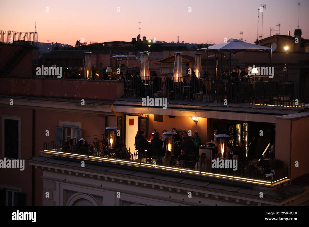 Wunderschöner Blick auf das moderne Café mit Außenterrasse bei Sonnenuntergang Stockfoto