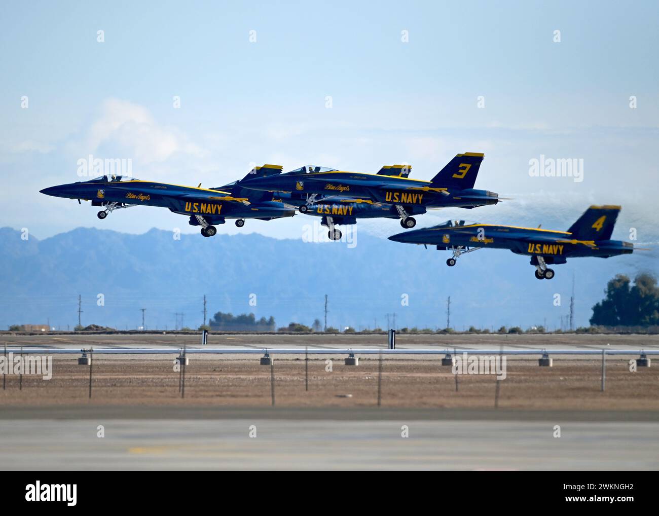Die Diamantpiloten der US Navy Flight Demonstration Squadron, die Blue Angels, starten zu einem Trainingsflug über die Naval Air Facility (NAF) El Centro. Die Blue Angels führen derzeit Wintertrainings im NAF El Centro, Kalifornien, durch, um die kommende Flugschau-Saison 2024 vorzubereiten. (Foto der US Navy von Michael Russell, Chief Mass Communication Specialist/veröffentlicht) Stockfoto