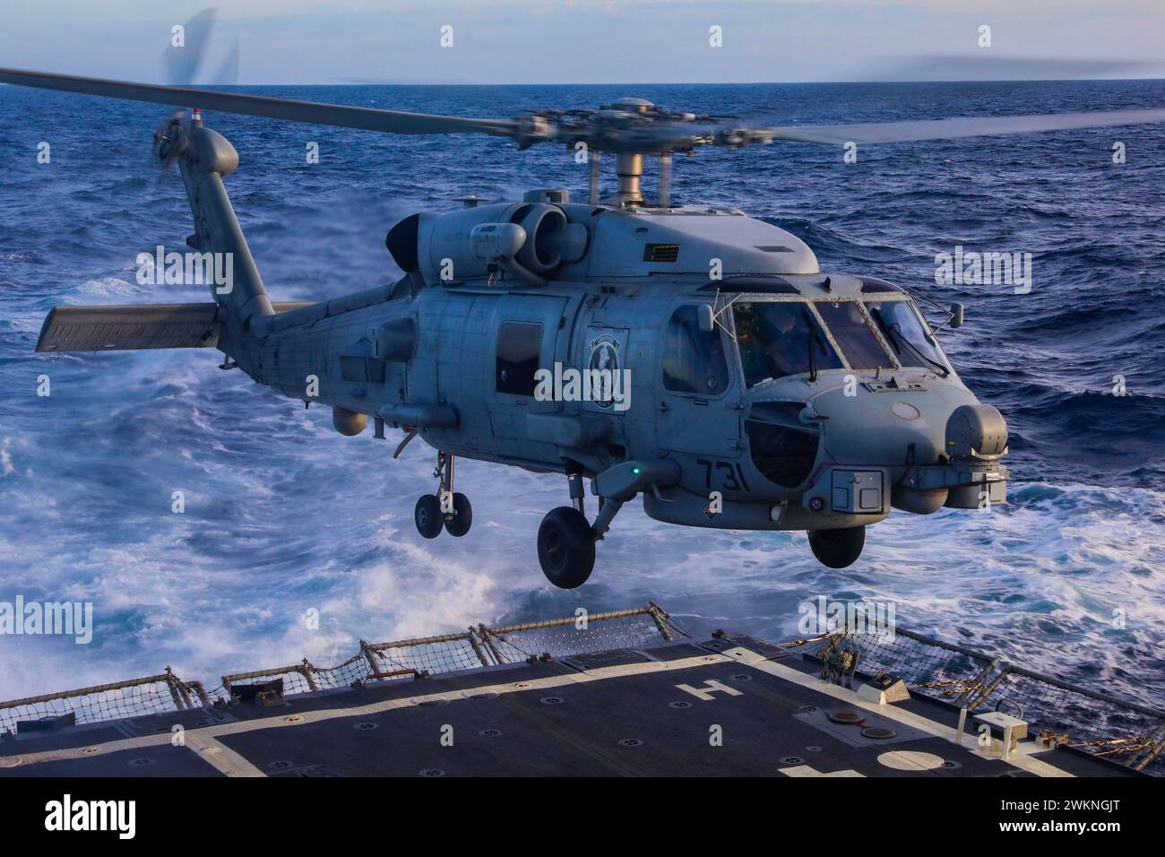 240105-N-JM579-1885 MITTELMEER (5. Januar 2024) Seeleute an Bord des Lenkflugkörperzerstörers USS Bulkeley (DDG 84) der Arleigh Burke-Klasse nehmen am 5. Januar 2024 Teil. Bulkeley ist auf einem routinemäßigen Einsatz und führt im Zuständigkeitsbereich der 6. US-Flotte Seeverkehrsoperationen durch. (Foto der U.S. Navy von Joseph Macklin, Spezialist für Massenkommunikation, 3. Klasse) Stockfoto