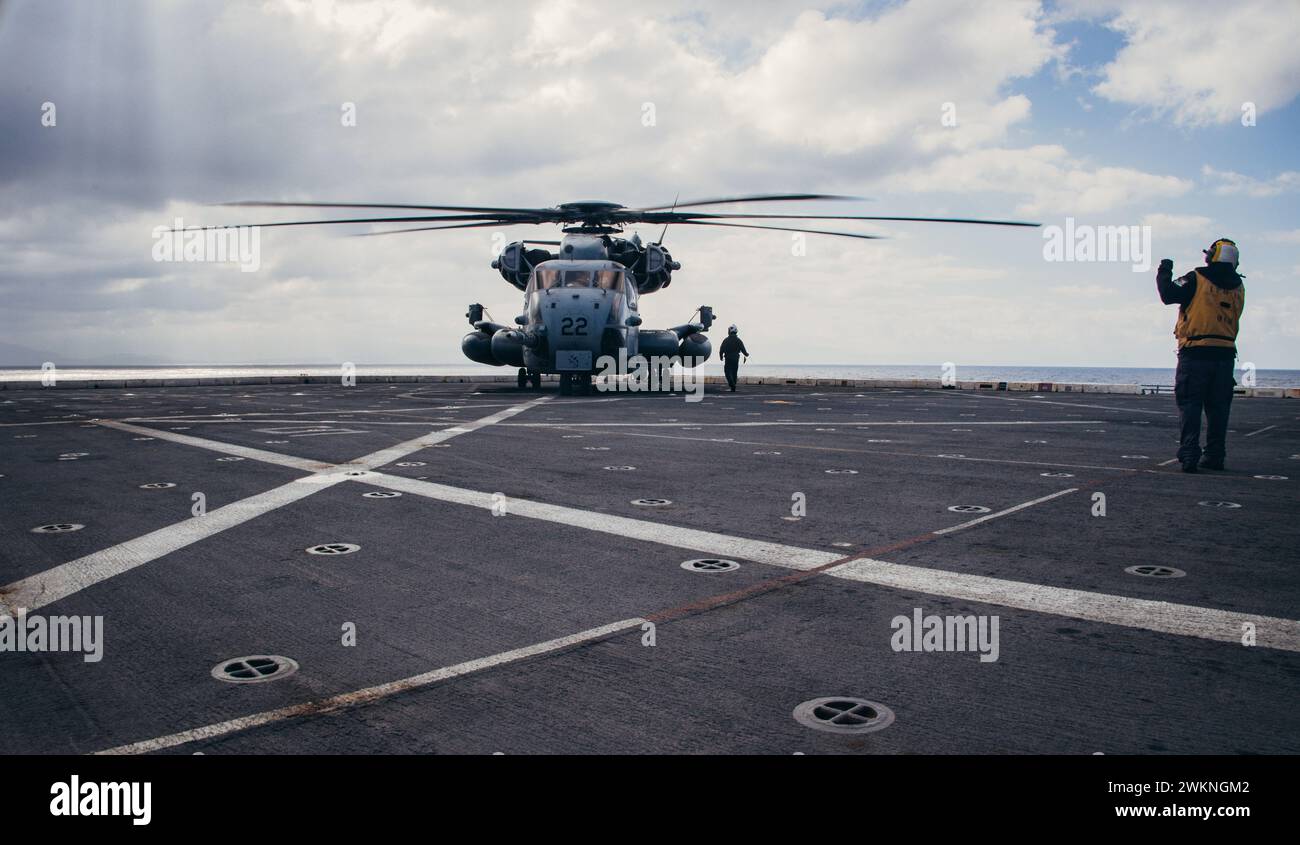 Ein Superhengst des U.S. Marine Corps CH-53E, der dem Luftwaffenelement der 26. Marine Expeditionary Unit (Special Operations Capable) (MEU(SOC)) zugewiesen ist, landet an Bord der USS Mesa Verde (LPD 19), Mittelmeer, 18. Februar 2024. US-Marines und Seeleute mit der 26. MEU(SOC), die an Bord der Schiffe der Bataan Amphibious Ready Group (BATARG) gingen, führten eine fünftägige ARG/MEU-Vorbereitungs- und Nachhaltigkeitstraining durch, die sich auf wesentliche Aufgaben der Mission konzentrierte. Die Bataan Amphibious Ready Group mit der eingeleiteten 26. MEU (SOC) befindet sich in einem geplanten Einsatz in der US-Marinestreitkräfte in Europa Stockfoto