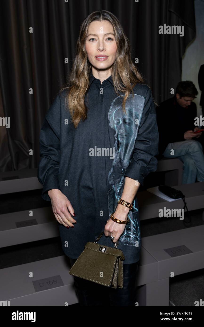 Mailand, Italien. Februar 2024. Jessica Biel besucht FENDI Herbst/Winter 2024 Laufsteg während der Milan Fashion Week am 2024. Februar - Mailand, Italien 21/02/2024 Credit: dpa/Alamy Live News Stockfoto