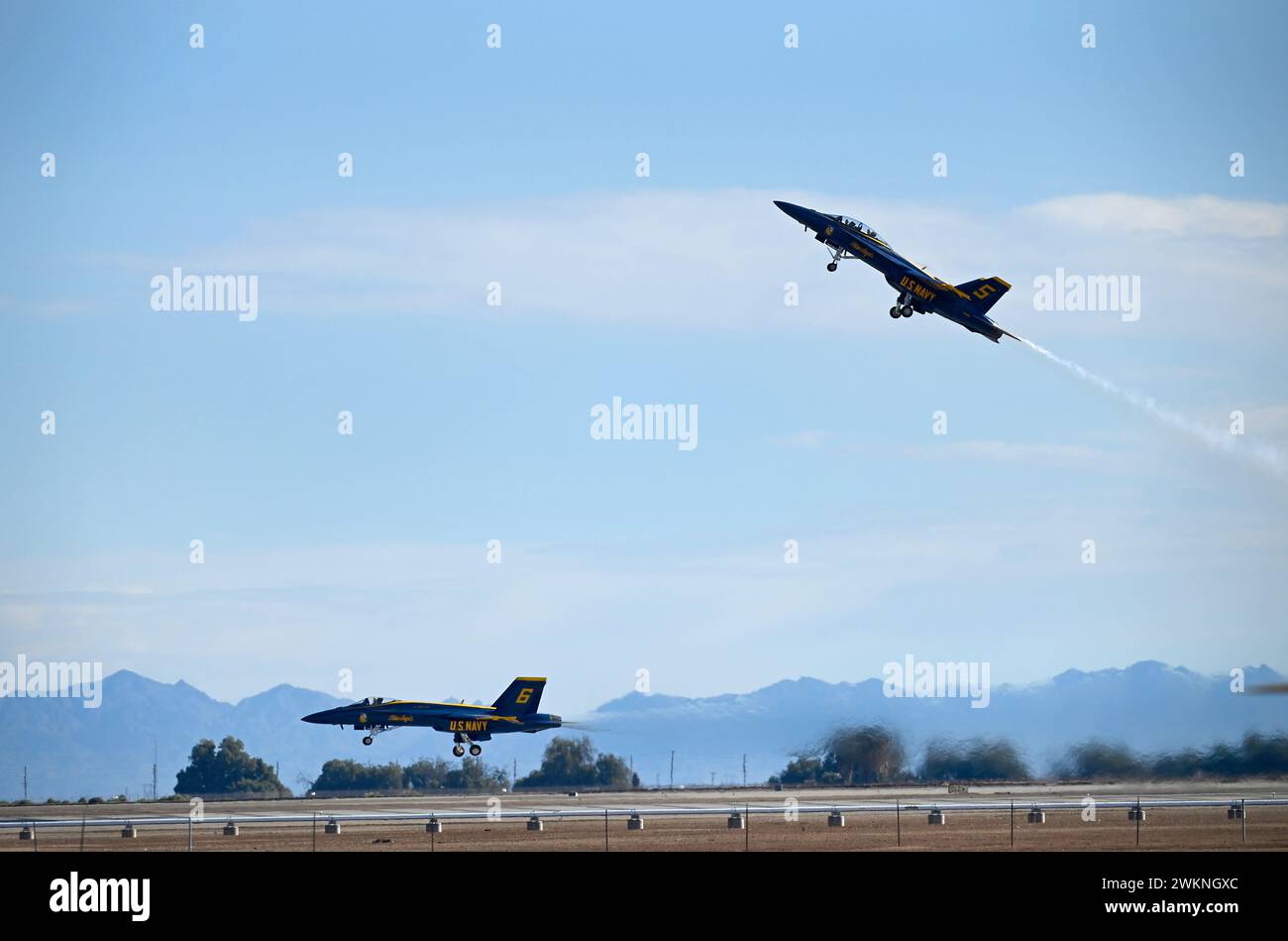 El Centro, Kalifornien, USA. Februar 2024. Die Einzelpiloten der US Navy Flight Demonstration Squadron, die Blue Angels, starten während eines Trainingsfluges über die Naval Air Facility (NAF) El Centro. Die Blue Angels führen derzeit Wintertrainings im NAF El Centro, Kalifornien, durch, um die kommende Flugschau-Saison 2024 vorzubereiten. (Kreditbild: © Michael Russell/U.S. Navy/ZUMA Press Wire) NUR FÜR REDAKTIONELLE ZWECKE! Nicht für kommerzielle ZWECKE! Stockfoto