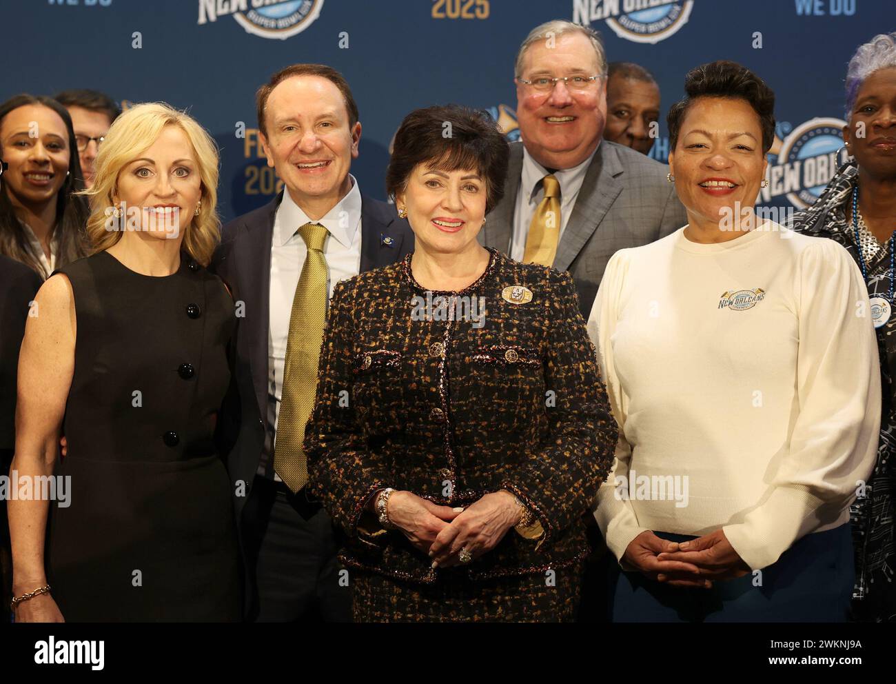 New Orleans, USA. Februar 2024. Louisiana First Lady Sharon Landry, Gouverneur Jeff Landry, Gayle Benson, Besitzer der New Orleans Saints, Dennis Lauscha (Präsident, New Orleans Saints) und LaToya Cantrell, Bürgermeister von New Orleans, posieren alle für ein Foto während der Abschlussphase der Super Bowl LIX Kickoff Press Conference im Club XLIV in New Orleans. Louisiana am Mittwoch, den 21. Februar 2024. (Foto: Peter G. Forest/SIPA USA) Credit: SIPA USA/Alamy Live News Stockfoto