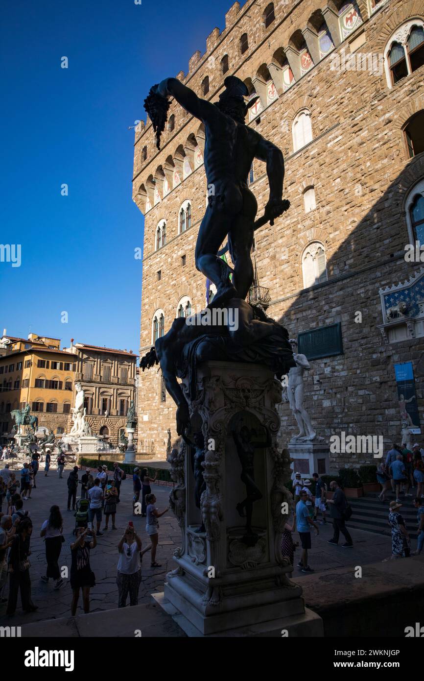 Die Statue Loggia della Signoria und die angrenzenden Statuen befinden sich auf der Piazza della Signoria in der Nähe der Uffizien im Herzen von Florenz. Stockfoto