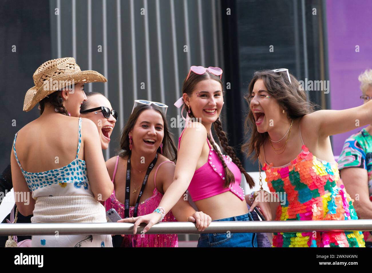 Taylor Swift Fans feiern in einer fröhlichen Gruppe, Melbourne City, Australien 2024. Stockfoto