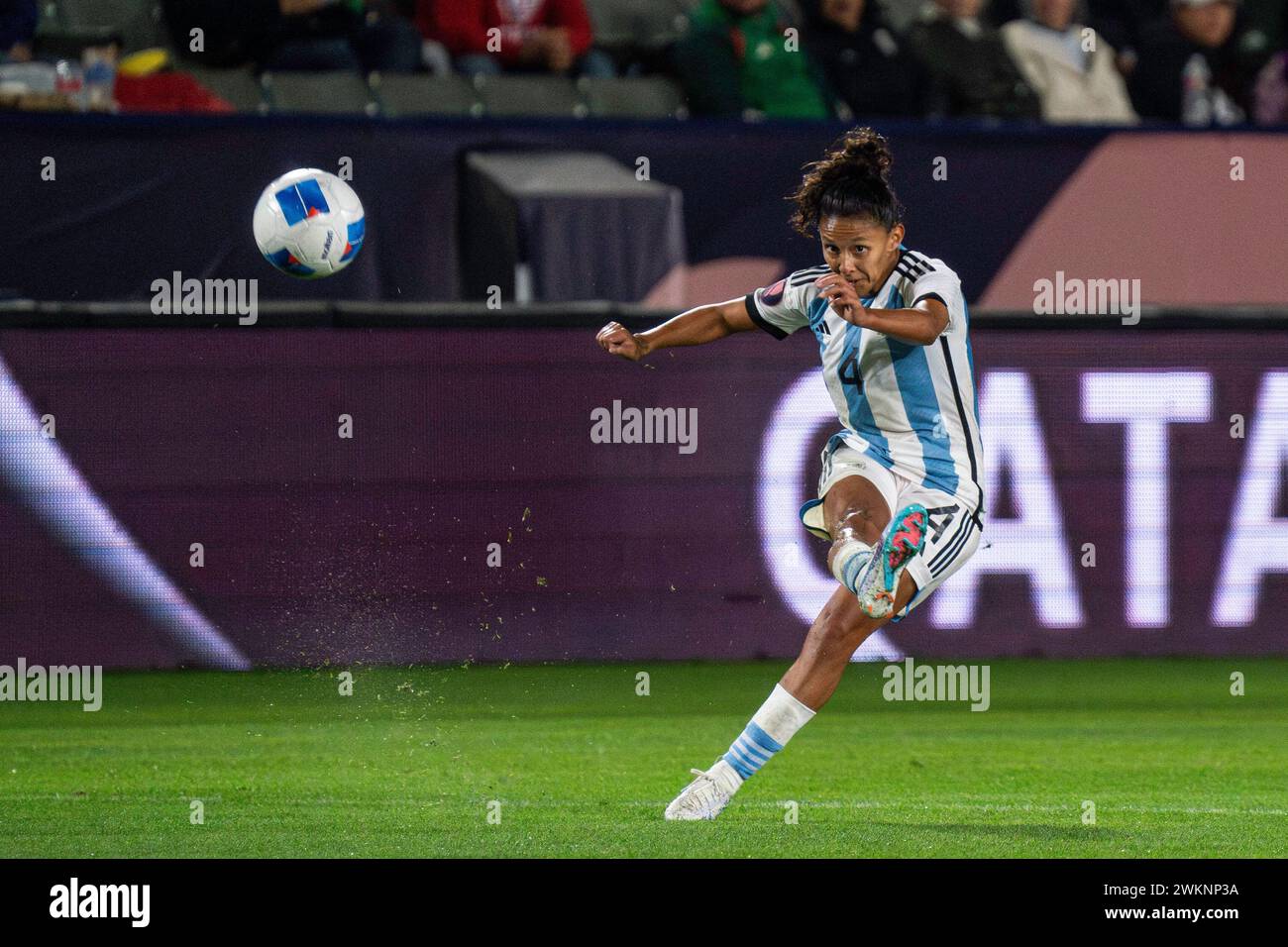 Die argentinische Verteidigerin Julieta Cruz (4) schickt einen Pass während des Spiels der CONCACAF W Gold Cup Group A gegen Mexiko am Dienstag, den 20. Februar 2024, im Digni Stockfoto