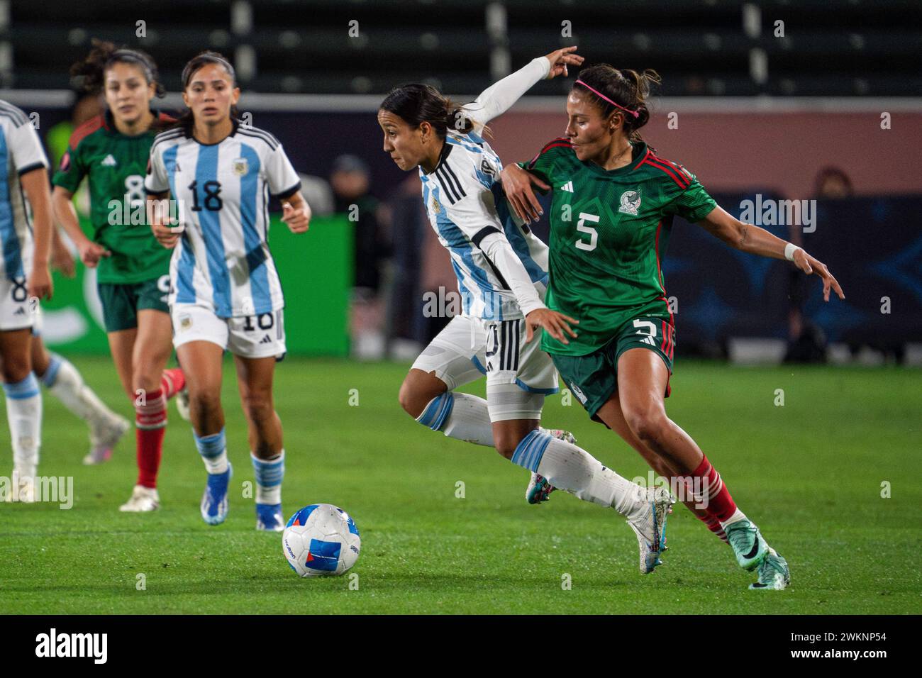 Der argentinische Mittelfeldspieler Dalila Ippólito (10) wird am Dienstag, Februar, im CONCACACAF W Gold Cup Gruppe A von der mexikanischen Verteidigerin Karen Luna (5) verteidigt Stockfoto