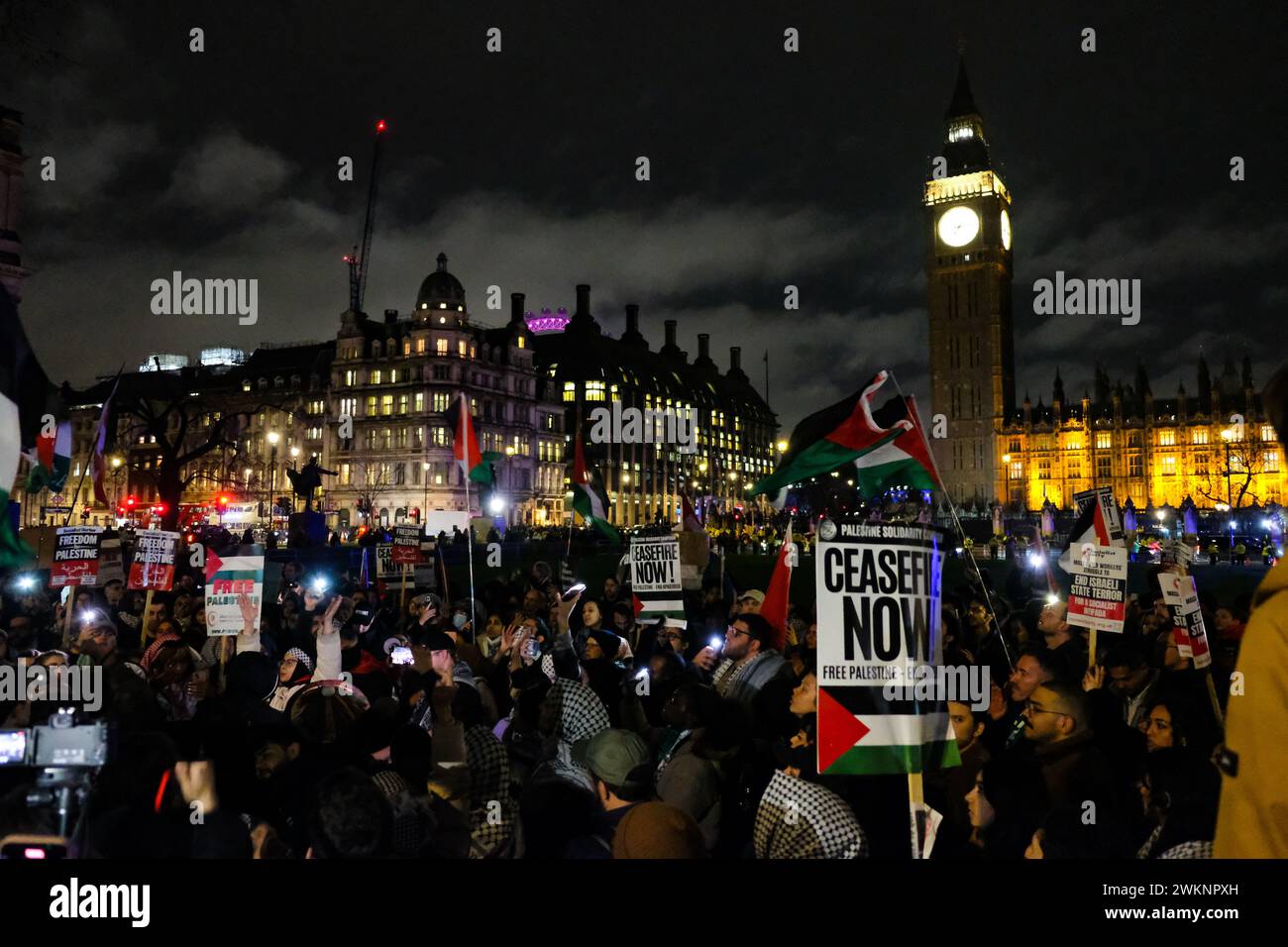 London, UK, 21. Februar 2024. Demonstranten versammeln sich zu einer Kundgebung auf dem Parlamentsplatz, während die Abgeordneten einen Antrag der Scottish National Party (SNP) diskutierten, der einen sofortigen Waffenstillstand forderte. Quelle: Eleventh Photography/Alamy Live News Stockfoto