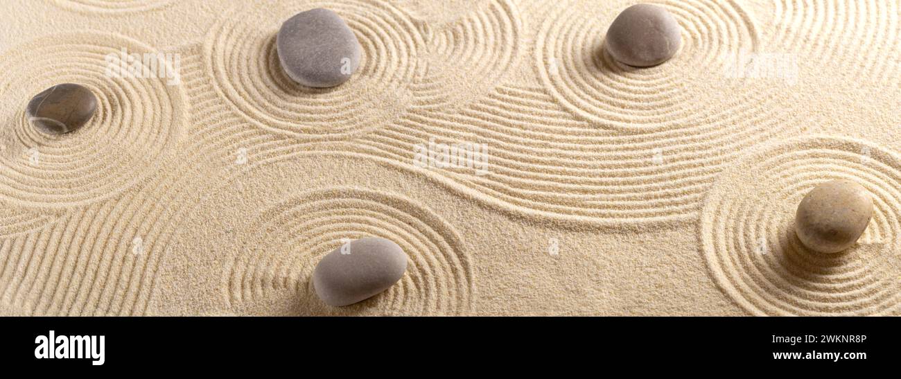 Zen-Garten mit Sandmuster und Steinen Stockfoto