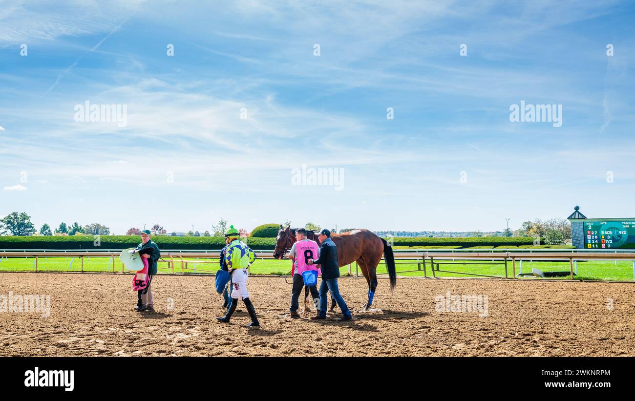 Keeneland, Lexington, Kentucky, 18. Oktober 2023: Keenealand Fall Race Meet, das sich um das Pferd Tee Burns kümmerte, das den zweiten Platz in Rennen 2 belegte Stockfoto