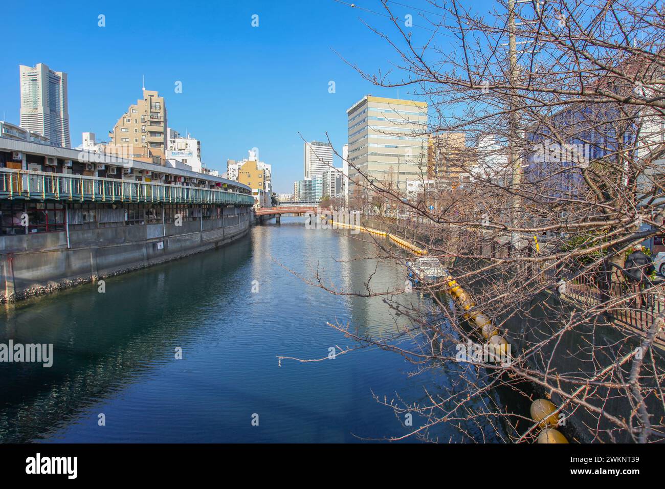 Der Ooka River in Fukutomicho Nishidori wurde von der Miyagawa-Brücke in Yokohama, Japan, übernommen. Auf der linken Seite befinden sich eine Reihe alter Restaurants und Bars. Stockfoto