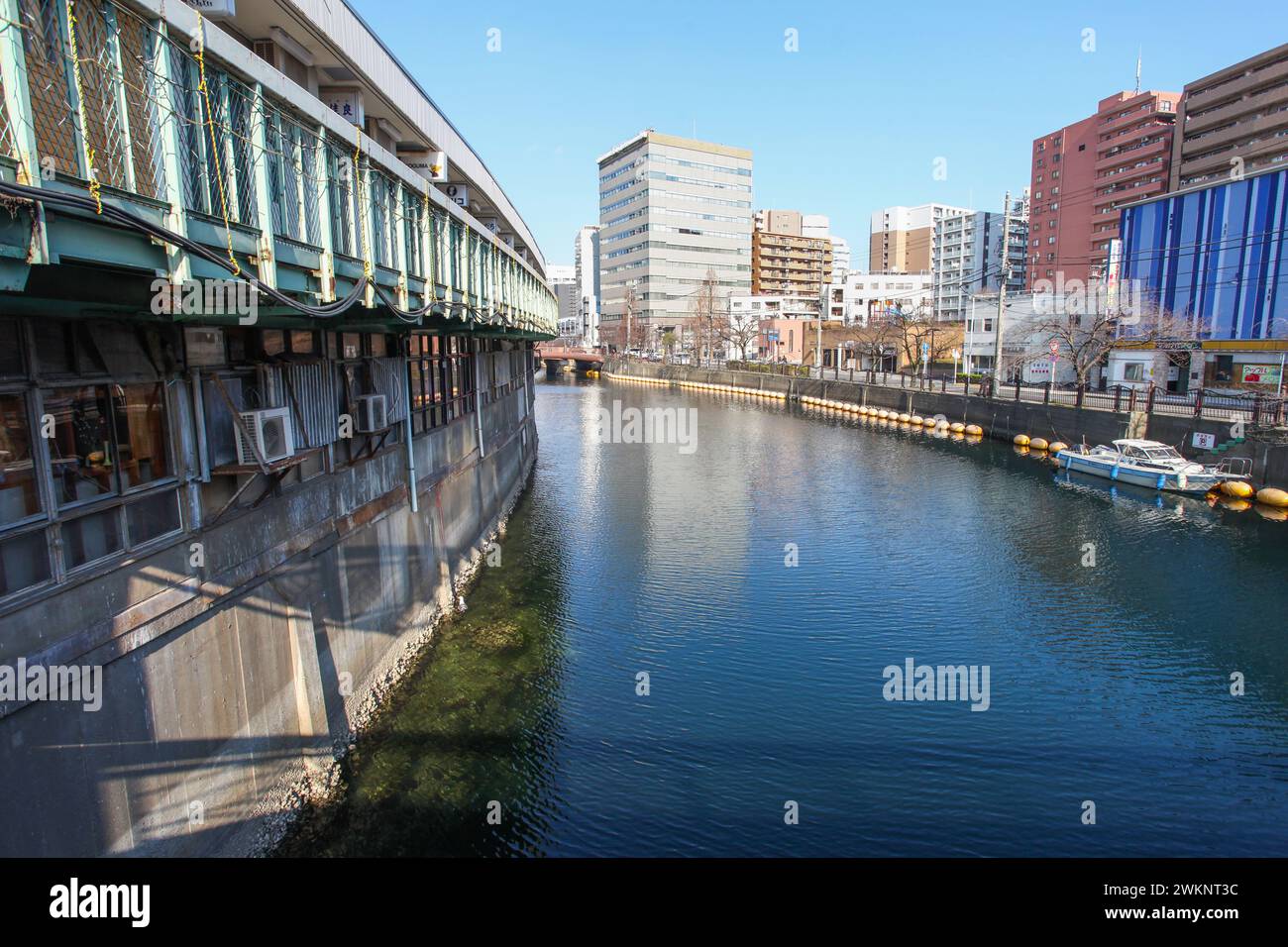 Der Ooka River in Fukutomicho Nishidori wurde von der Miyagawa-Brücke in Yokohama, Japan, übernommen. Auf der linken Seite befinden sich eine Reihe alter Restaurants und Bars. Stockfoto