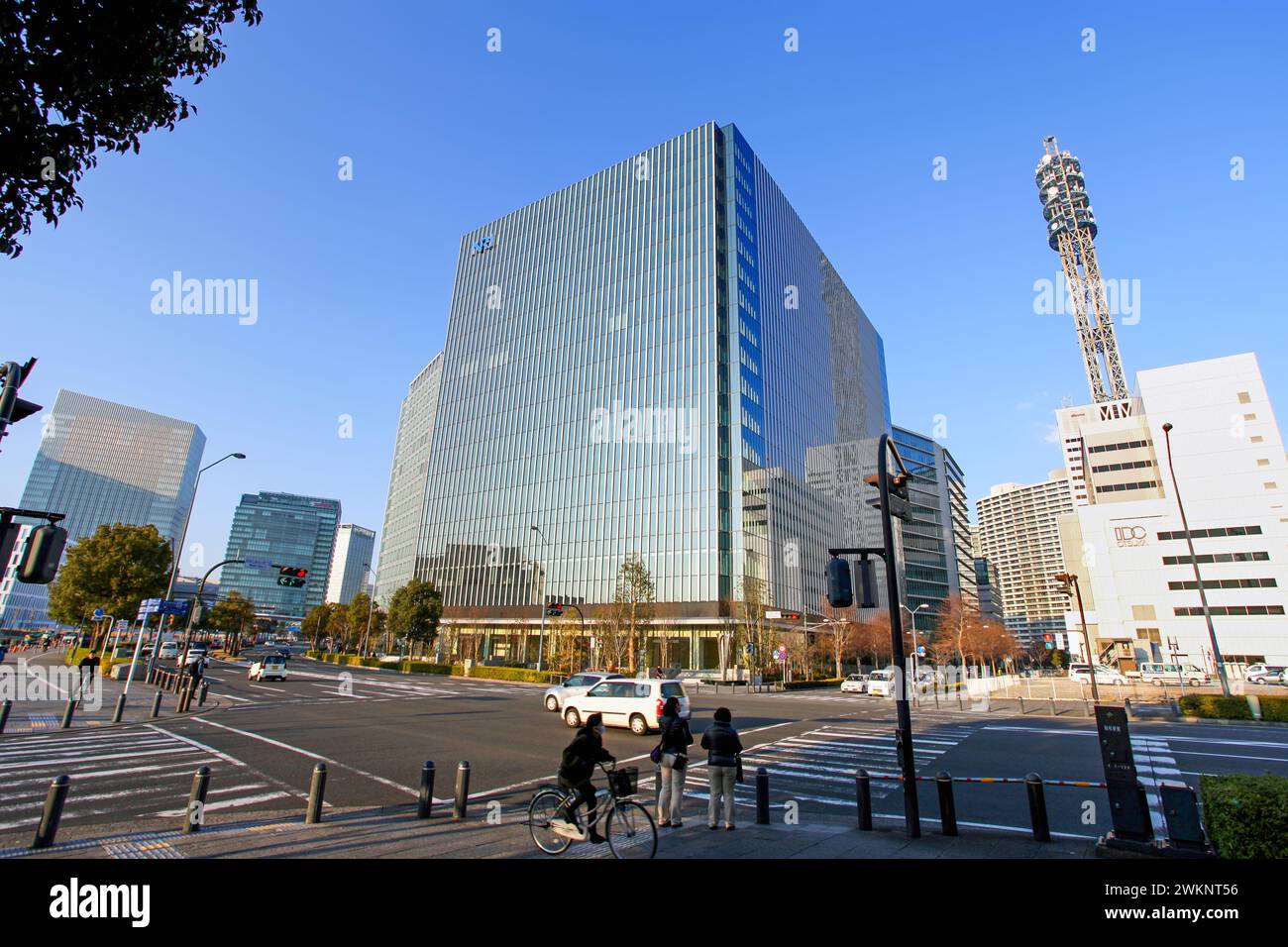 Moderne Gebäude von einer Kreuzung in Minatomirai-odori mit dem Minato Mirai Grand Central Tower auf der rechten Seite, Stockfoto