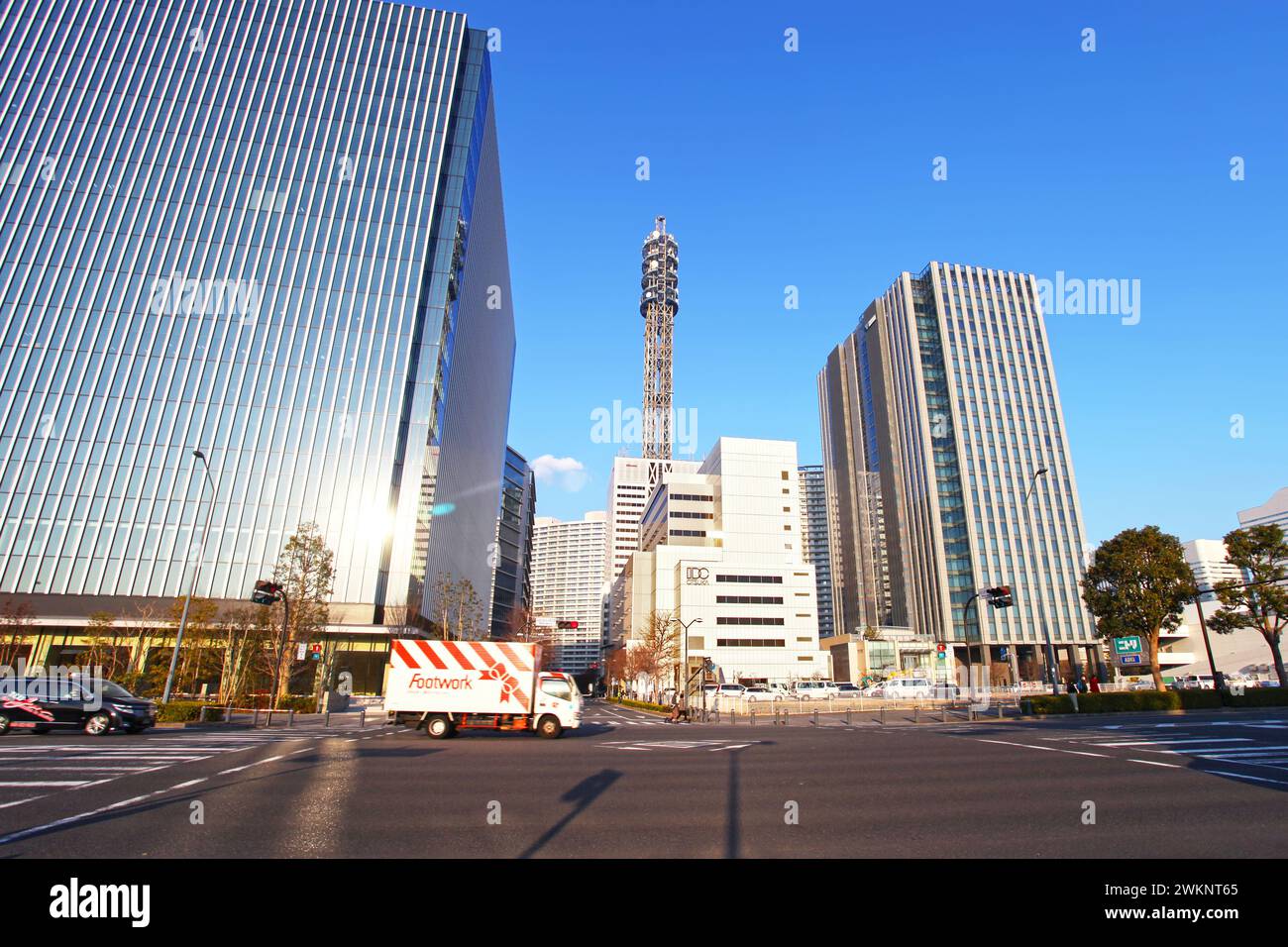 Moderne Gebäude von einer Kreuzung in Minatomirai-odori mit dem Minato Mirai Grand Central Tower auf der rechten Seite, Stockfoto