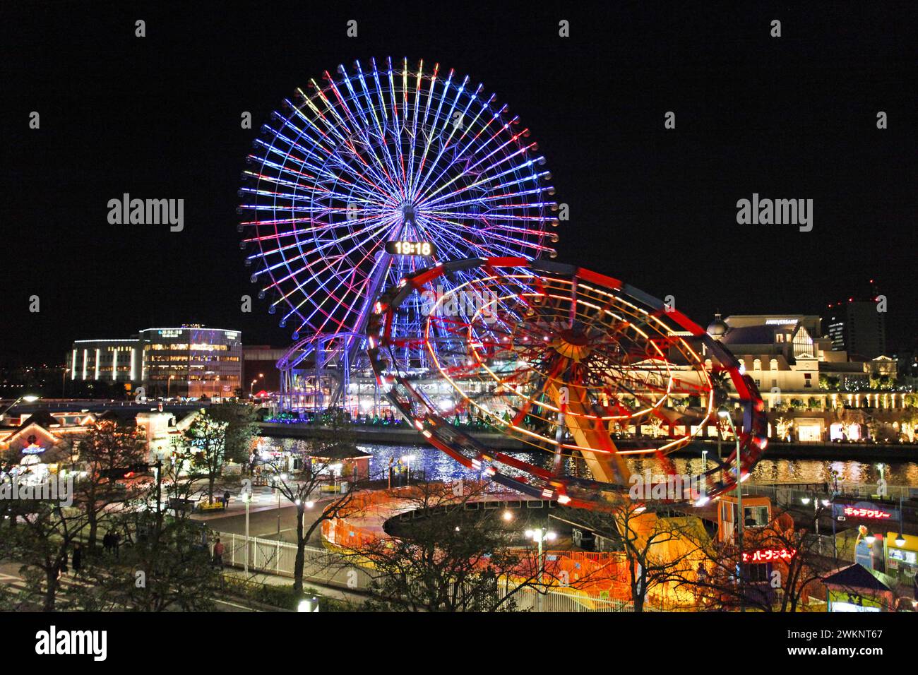 Cosmo Uhr 21 Riesenrad bei Minatomirai. Nachts in Yokohama, Kanagawa, Japan. Stockfoto