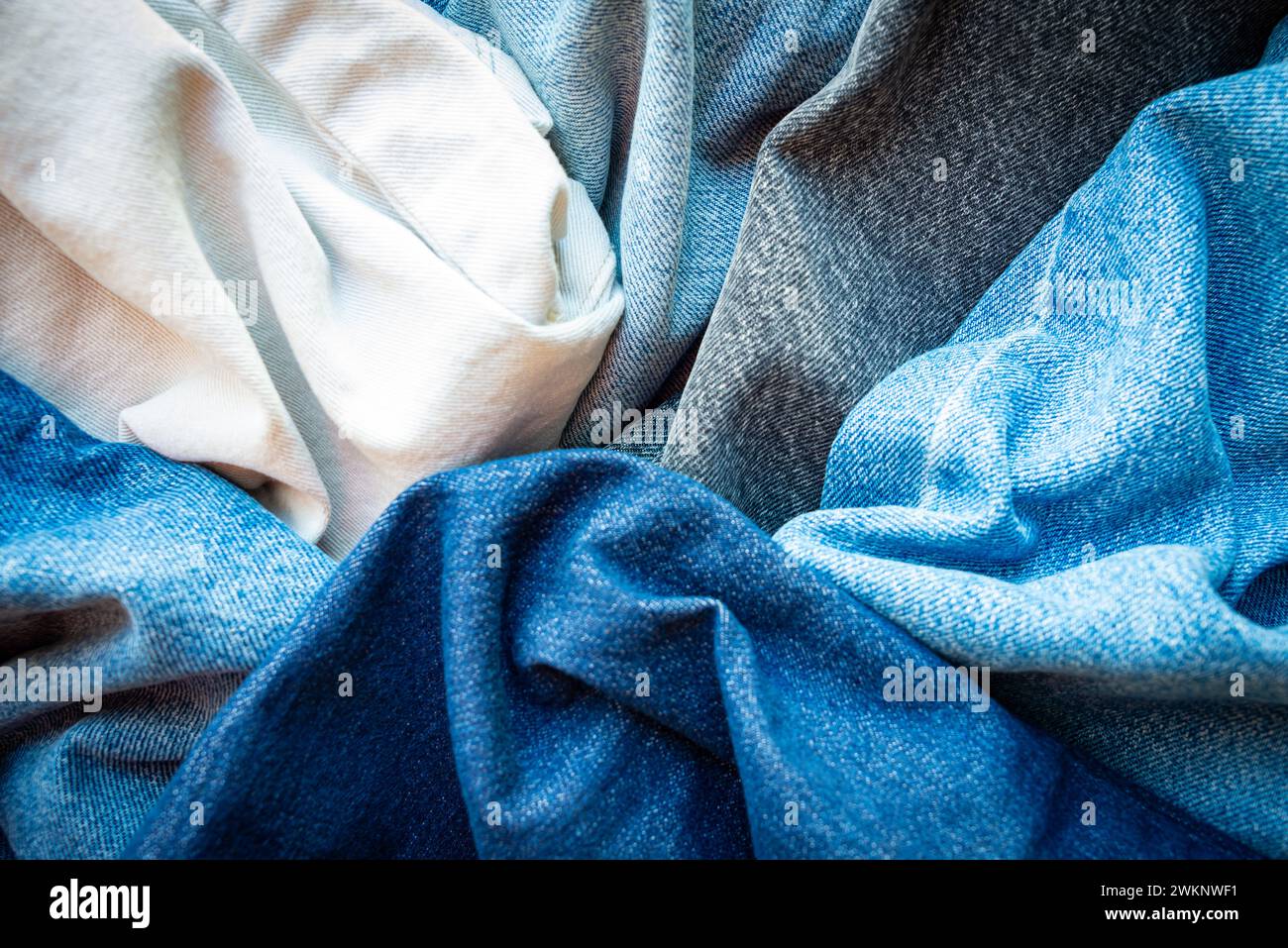 Verschiedene Farben und Farben von Denim-Stoffen. Hintergrund mit Denim-Textur. Stockfoto
