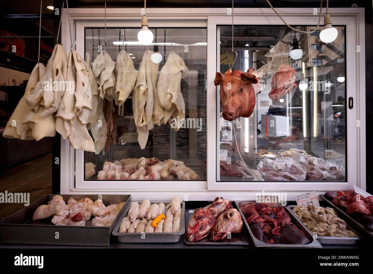 Ausstellung von frischem Fleisch, Metzgerei, Schweinekopf, Schafskopf, Schlachtnebenerzeugnisse, Essen, Kapani Markt, Vlali, Thessaloniki, Mazedonien, Griechenland Stockfoto