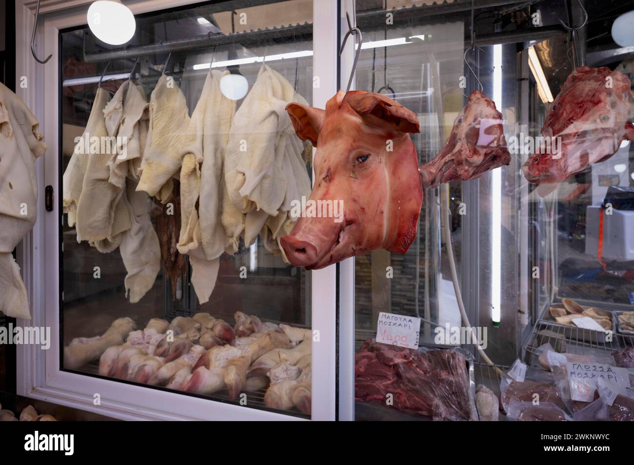 Ausstellung von frischem Fleisch, Metzgerei, Schweinekopf, Lebensmittel, Kapani Markt, Vlali, Thessaloniki, Mazedonien, Griechenland Stockfoto