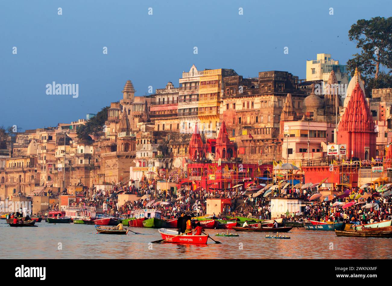 Varanasi Ghats und Ganges Fluss. Stockfoto