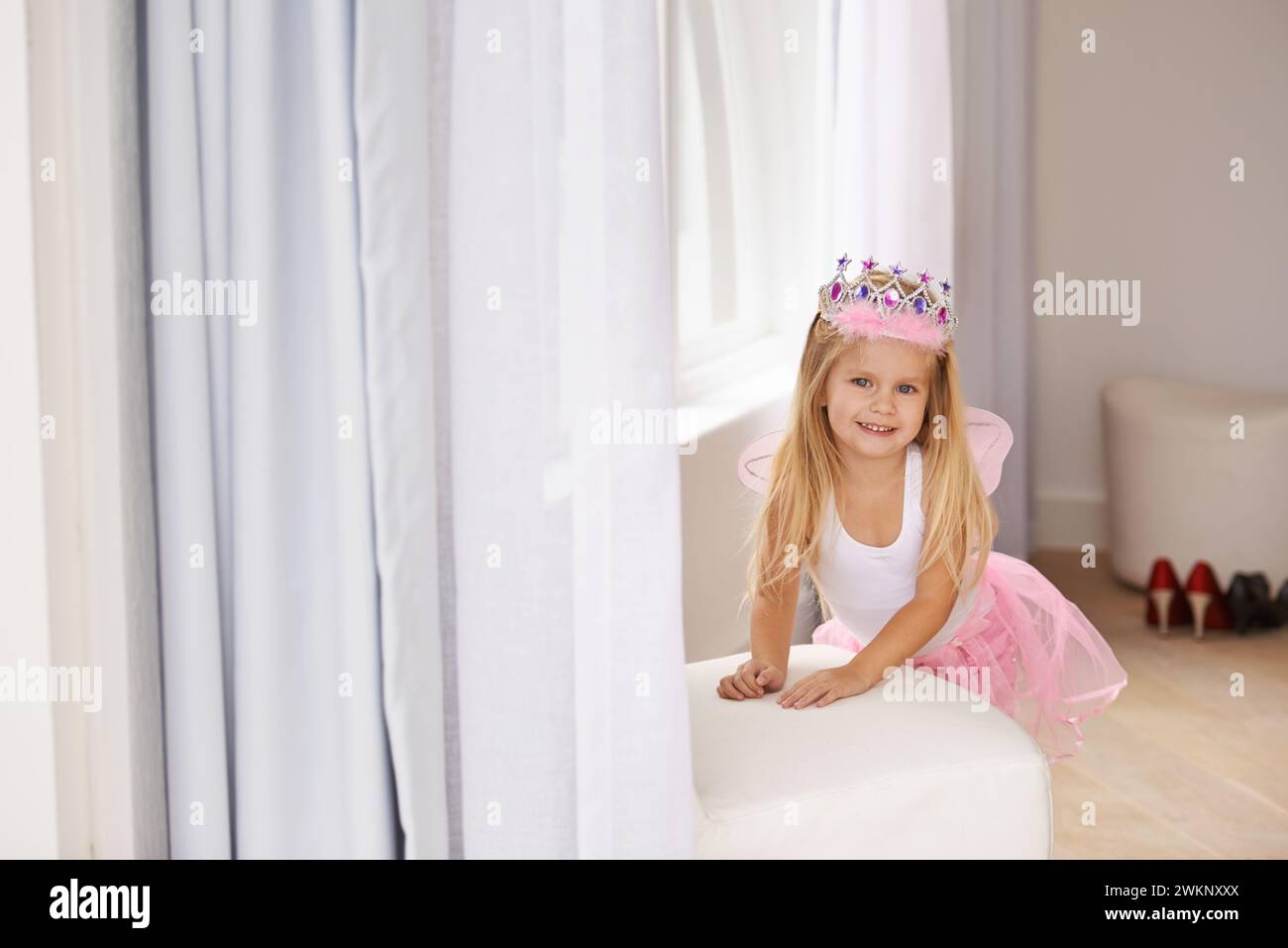 Prinzessin, Kostüm und Porträt eines Mädchens zu Hause, um Spaß zu haben, zu spielen und so zu tun, als ob es ein glückliches Kinderspiel gibt. Fantasie, Mode und Kind in kreativer Feenfantasie Stockfoto