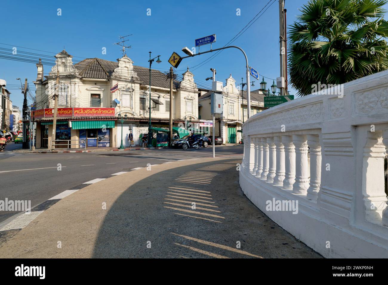 Atsadang Rd / Phra Phitak Junction in Phra Nakhon, der Altstadt von Bangkok, Thailand, mit alten chinesischen Geschäften und Lagerhäusern im B/g Stockfoto
