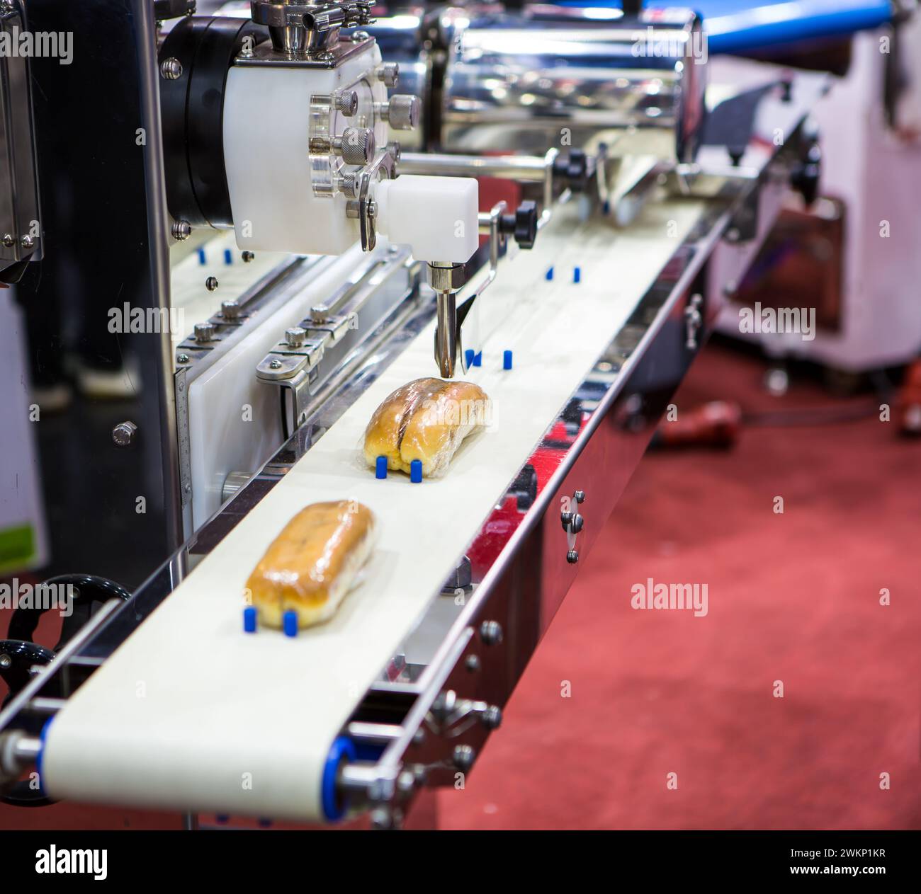 Automatisches Brot, Toast, Brötchen. Füllmaschine für Bäckerei Stockfoto