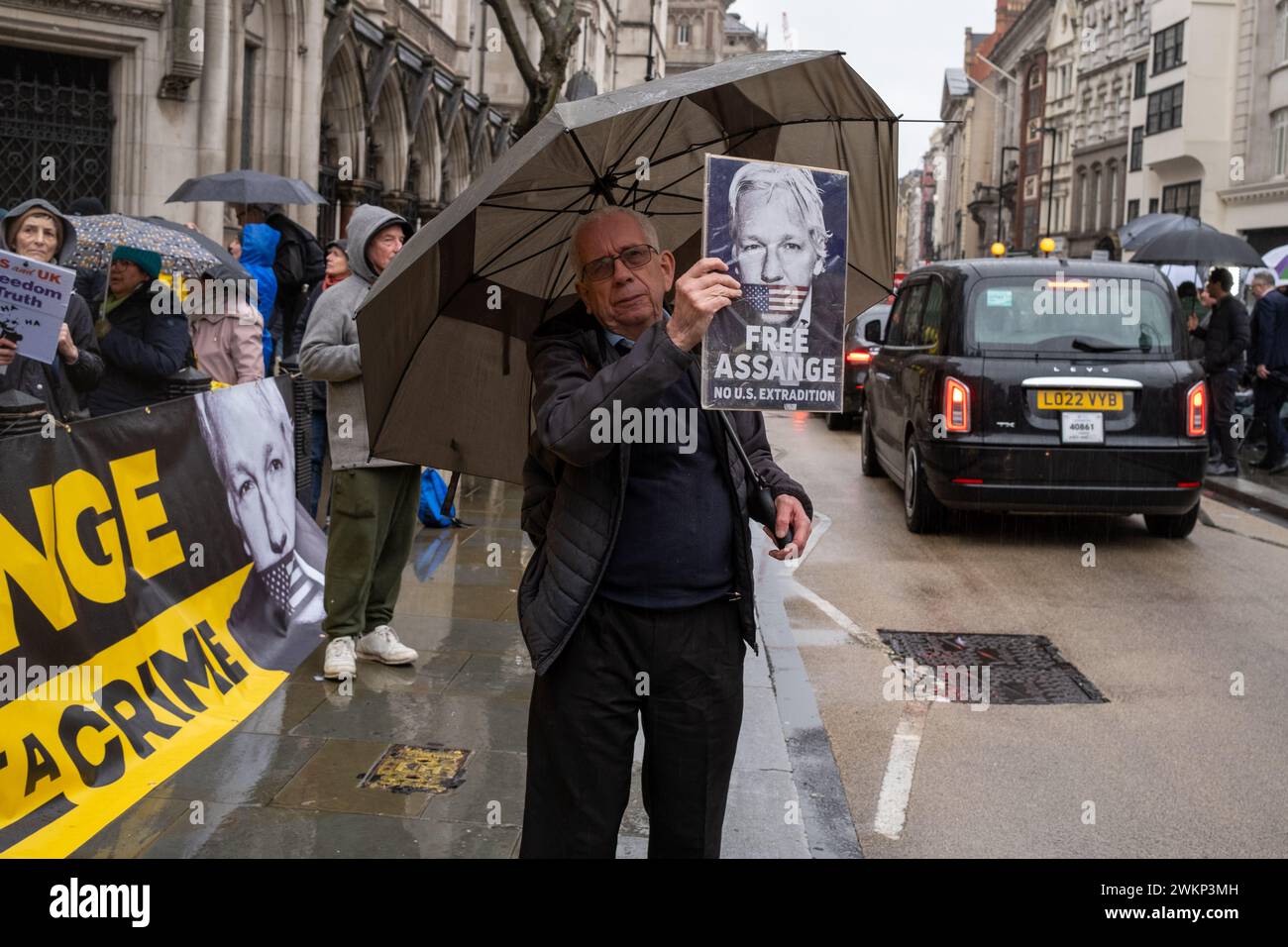 Demonstranten versammeln sich vor einem Londoner Gericht, um ihre Unterstützung für den inhaftierten Wikileaks-Journalisten Julian Assange zu zeigen, der die Auslieferung an die USA fordert. Stockfoto