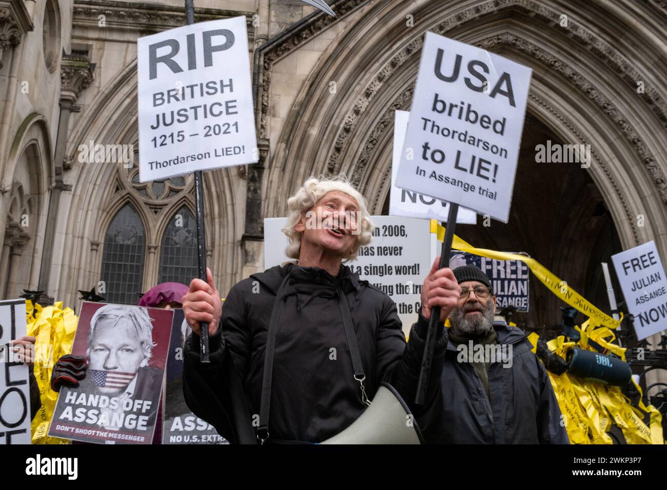 Demonstranten versammeln sich vor einem Londoner Gericht, um ihre Unterstützung für den inhaftierten Wikileaks-Journalisten Julian Assange zu zeigen, der die Auslieferung an die USA fordert. Stockfoto