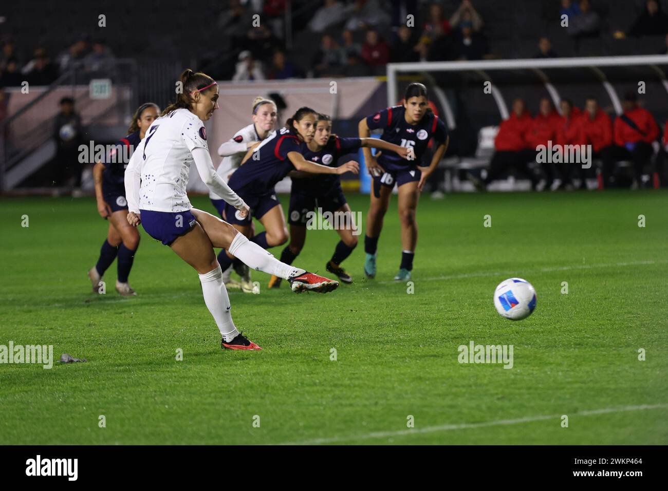 Carson, Kalifornien, USA. Februar 2024. US-Stürmer ALEX MORGAN (7) erzielt in der zweiten Hälfte eines Gruppenspiels zwischen den Vereinigten Staaten und der Dominikanischen Republik im Dignity Health Sports Park in Carson, Kalifornien, den Elfmeterschießen. (Kreditbild: © Brenton TSE/ZUMA Press Wire) NUR REDAKTIONELLE VERWENDUNG! Nicht für kommerzielle ZWECKE! Stockfoto