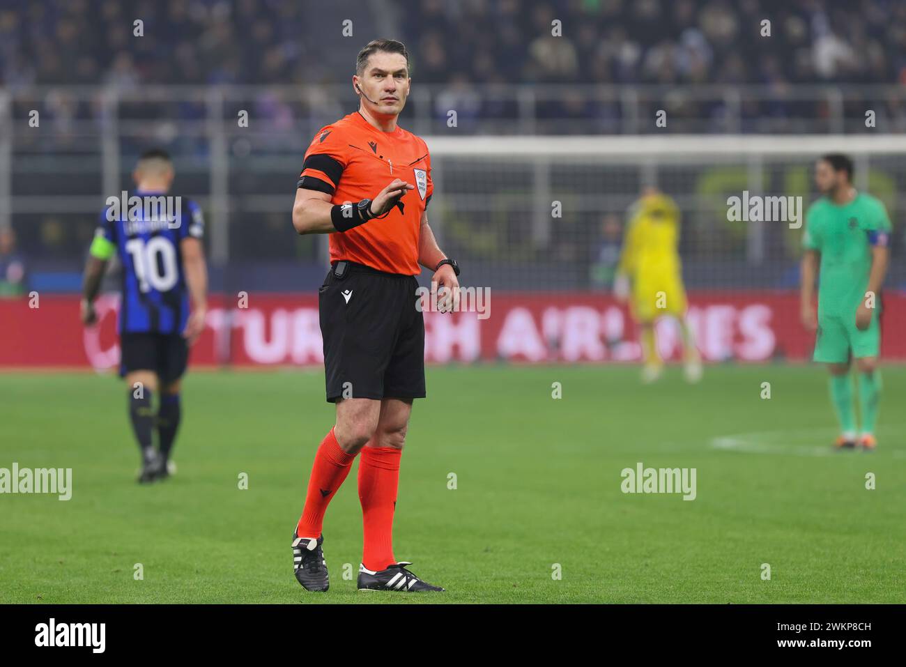 Mailand, Italien. Februar 2024. Italien, Mailand, 20. februar 2024: Istvan Kovacs (Schiedsrichter) wartet auf einen Einwurf in der zweiten Halbzeit während des Fußballspiels FC Inter gegen Atletico de Madrid, UCL 2023-2024, Achtelfinale (Foto: Fabrizio Andrea Bertani/Pacific Press) Credit: Pacific Press Media Production Corp./Alamy Live News Stockfoto