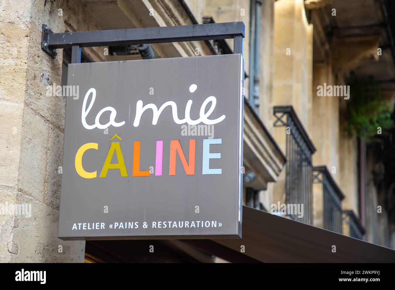 Bordeaux , Frankreich - 02 19 2024 : La mie caline Logo Marke Fassade und Text Schild Wandladen Eingang der industriellen französischen Bäckerei Kette Geschäft Krumb Cuddl Stockfoto