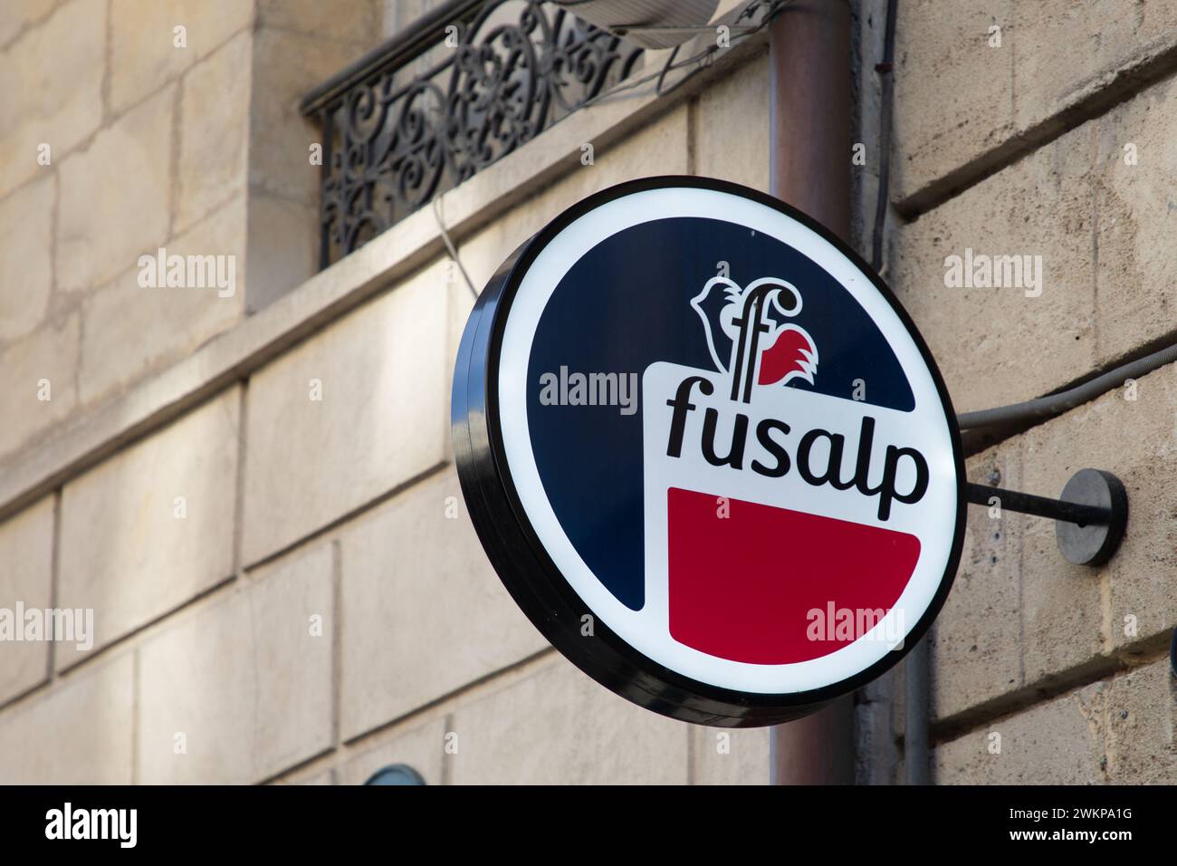 Bordeaux , Frankreich - 02 15 2024 : Fusalp Logo Markeneingang und Textschild Fassade der Ladenkette Winterbekleidung ursprünglich Skibekleidung Stockfoto