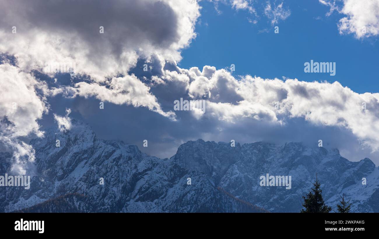 Wolken am Himmel über dem Berg Forno, friaul julisch venetien, italien Stockfoto