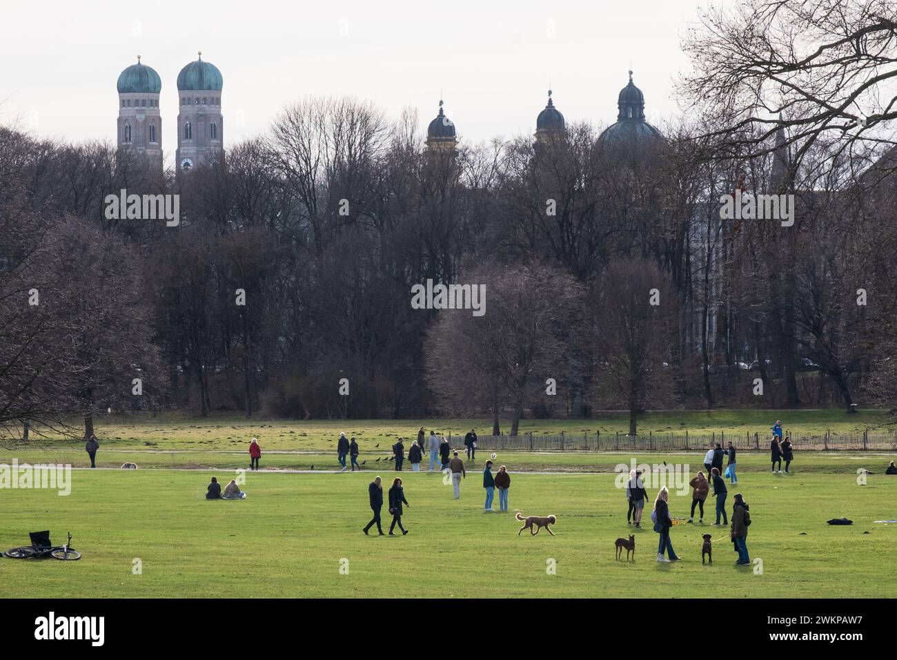 Ein warmer Tag Ende Februar im Englischen Garten in München Stockfoto