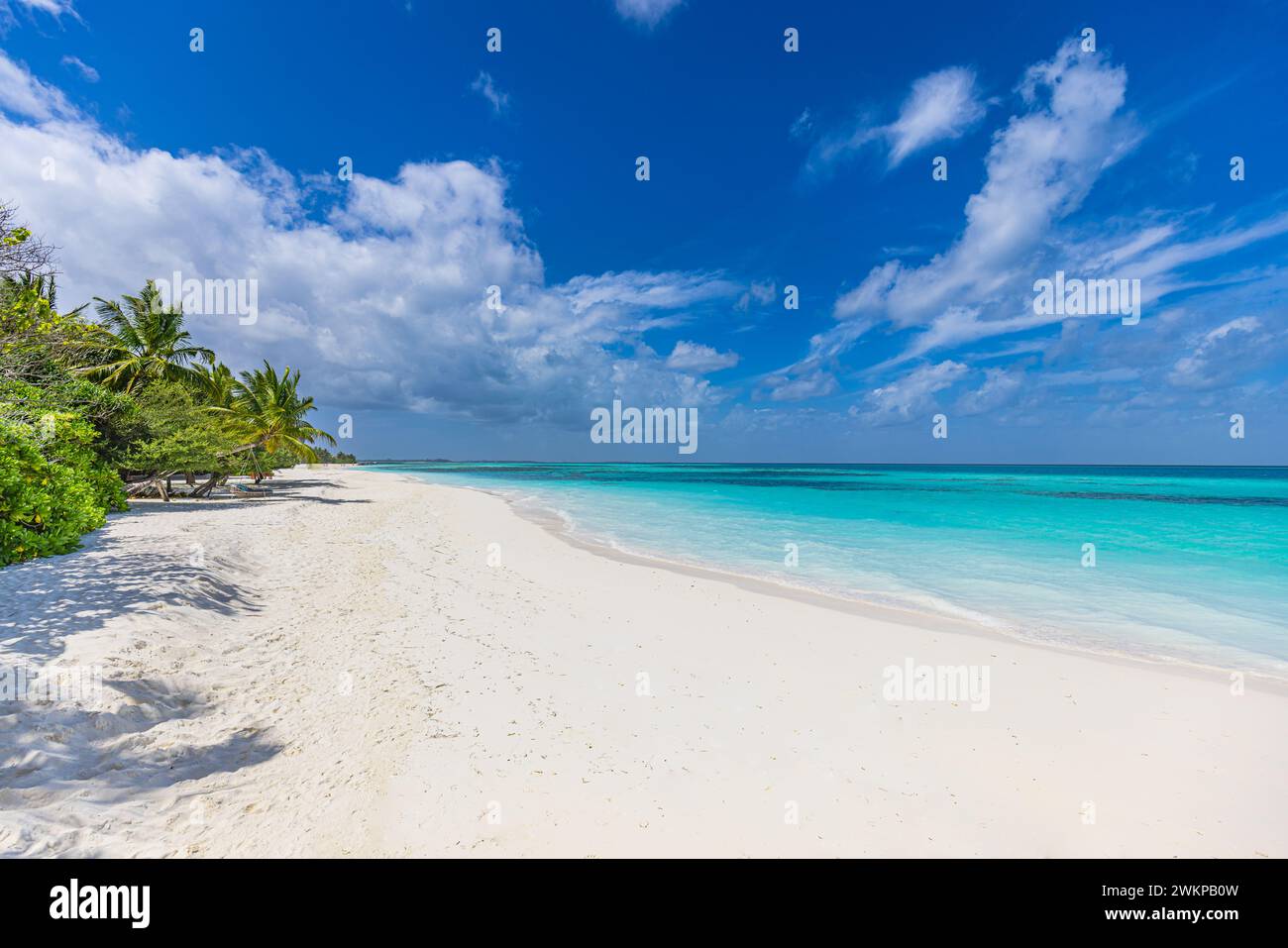 Beste Ruhe tropische Landschaft. Weißer Sand Sonnenschein Meer Himmel Palmen Luxus Reise Urlaubsziel. Exotische Strandlandschaft. Fantastische Natur Stockfoto