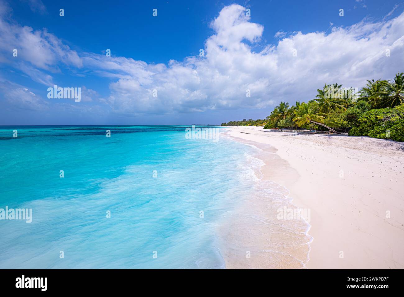 Beste Ruhe tropische Landschaft. Weißer Sand Sonnenschein Meer Himmel Palmen Luxus Reise Urlaubsziel. Exotische Strandlandschaft. Fantastische Natur Stockfoto