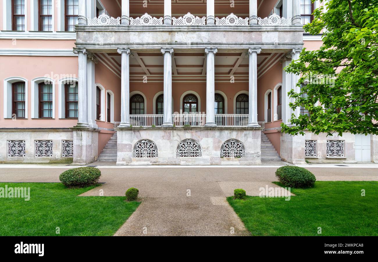 National Painting Museum oder Milli Saraylar Resim Muzesi im Innenhof des Dolmabahce Palace in Istanbul, Türkei Stockfoto