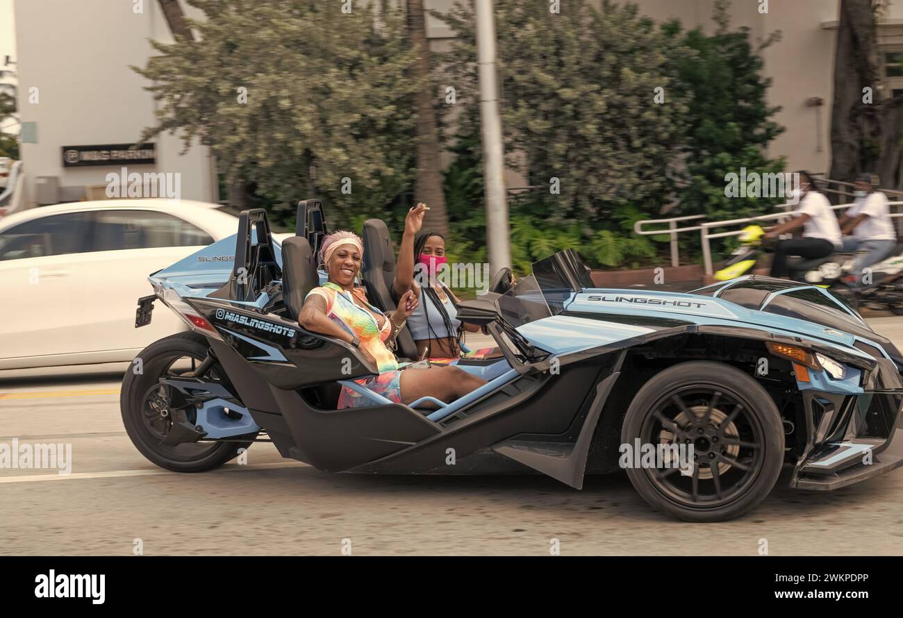 Miami Beach, Florida USA - 19. März 2021: Blaue polaris-Schleuder mit Fahrer, Seitenansicht. Stockfoto