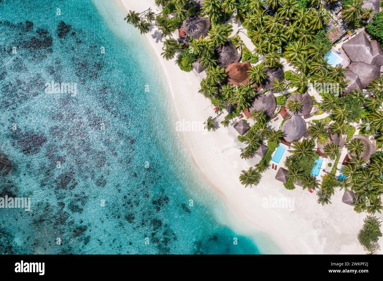 Luftbild von wunderschönen Malediven Villen paradiesische Tropen. Herrliches Ufer, blaues türkisfarbenes Meerwasser, Palmen und weißer Sandstrand. Luxusreisen Stockfoto