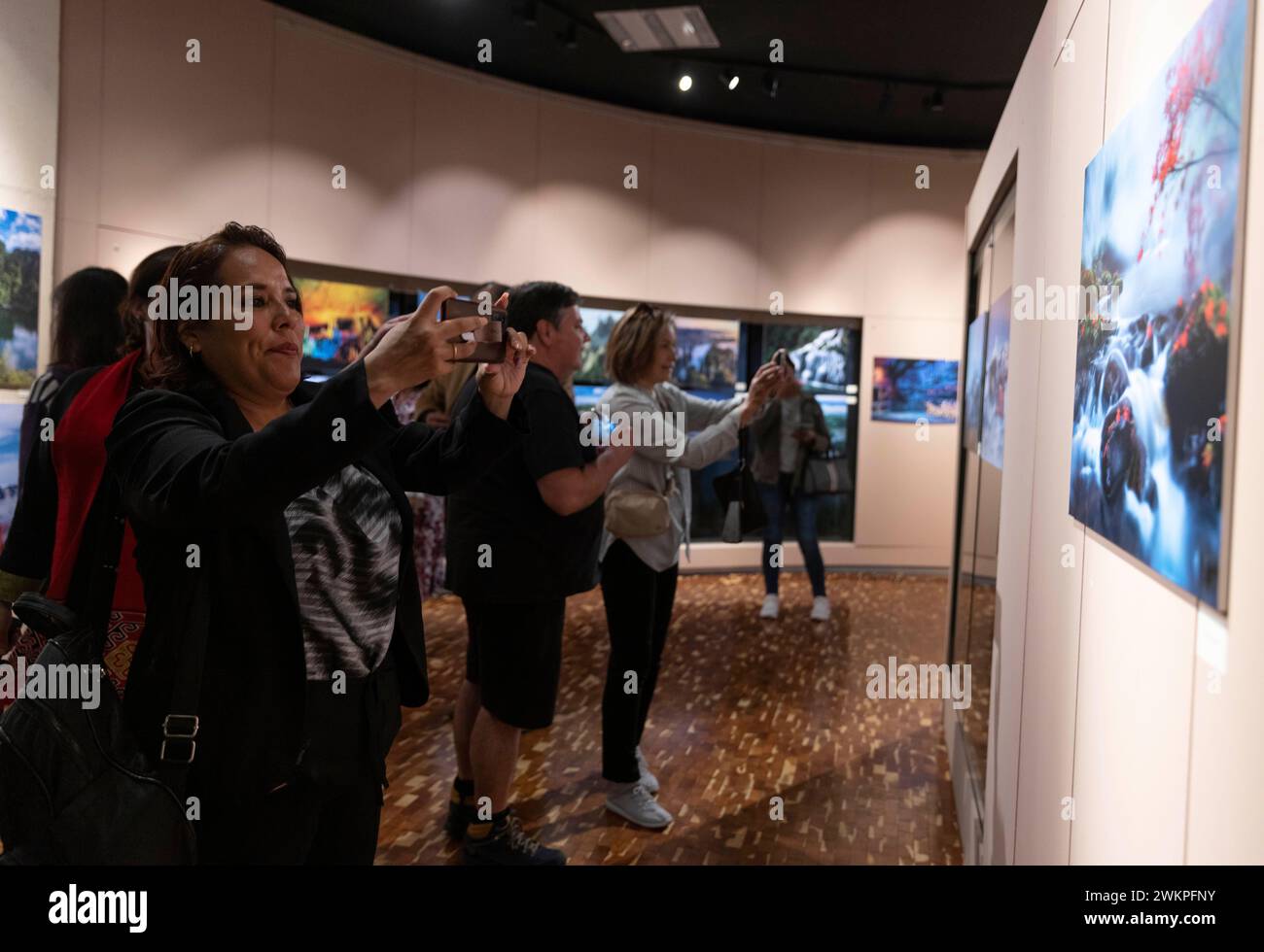 Mexiko-Stadt, Mexiko. Februar 2024. Besucher machen Fotos während einer Fotoausstellung des chinesischen Zhangjiajie in Mexiko-Stadt, Mexiko, 20. Februar 2024. Quelle: Li Mengxin/Xinhua/Alamy Live News Stockfoto