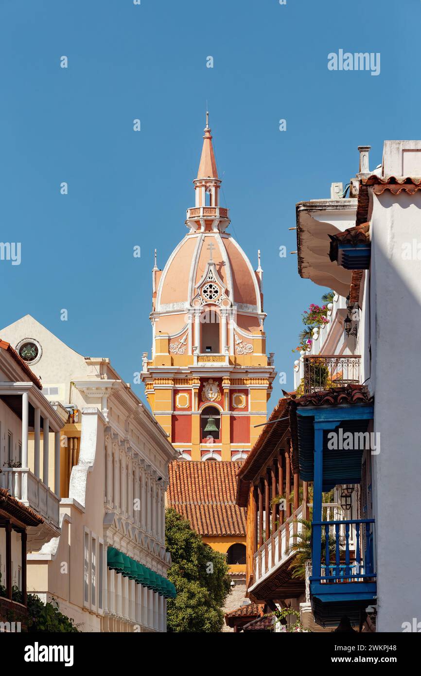 Wunderschönes Gebäude in der historischen Stadt Cartagena de Indias mit schöner Kolonialarchitektur. Die schönste Stadt in der Karibischen Küstenregion Stockfoto