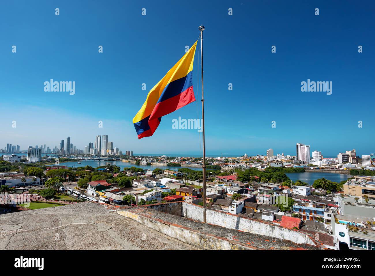 Städtische Skyline der Stadt Cartagena de Indias an der Karibikküste Kolumbiens. Vor kolumbianischer Flagge. Blick von der Festung San Felipe de Barajas. Stockfoto