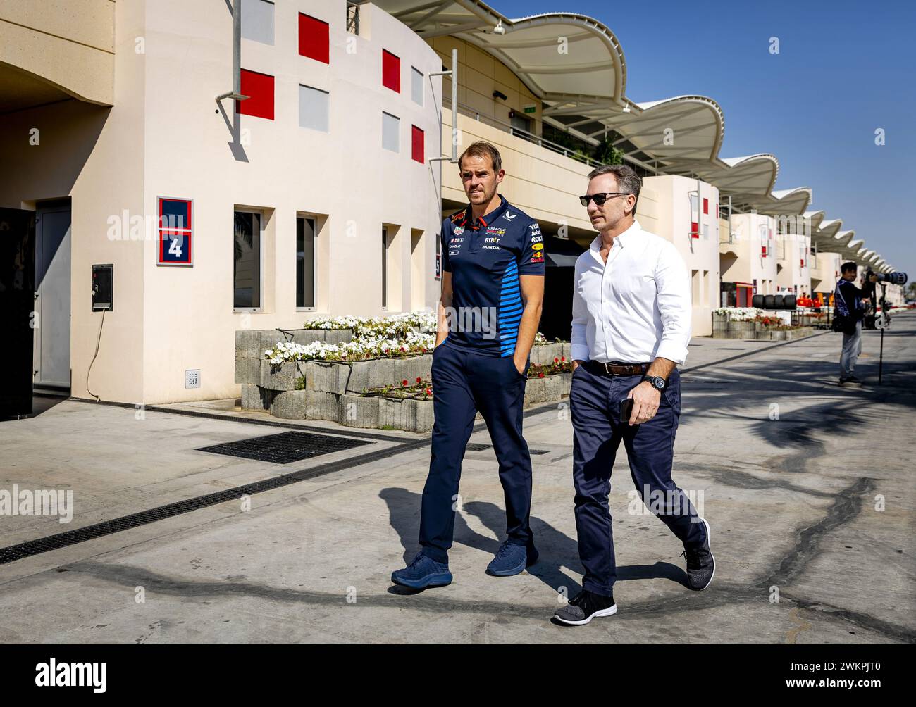 Sakhir, Bahrain. Februar 2024. BAHRAIN - Red Bull Racing Teamchef Christian Horner im Fahrerlager während des zweiten Testtages auf dem Bahrain International Circuit Sakhir vor Beginn der Formel-1-Saison. ANP REMKO DE WAAL Credit: ANP/Alamy Live News Stockfoto