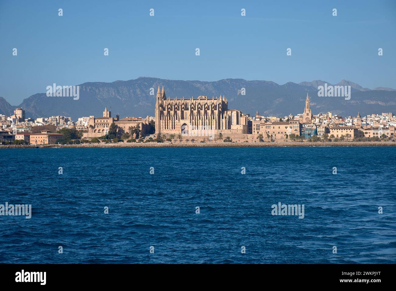 Blick auf die Kathedrale von Mallorca, La Seu, von einem Boot aus gesehen, das ihr sehr nahe kam Stockfoto