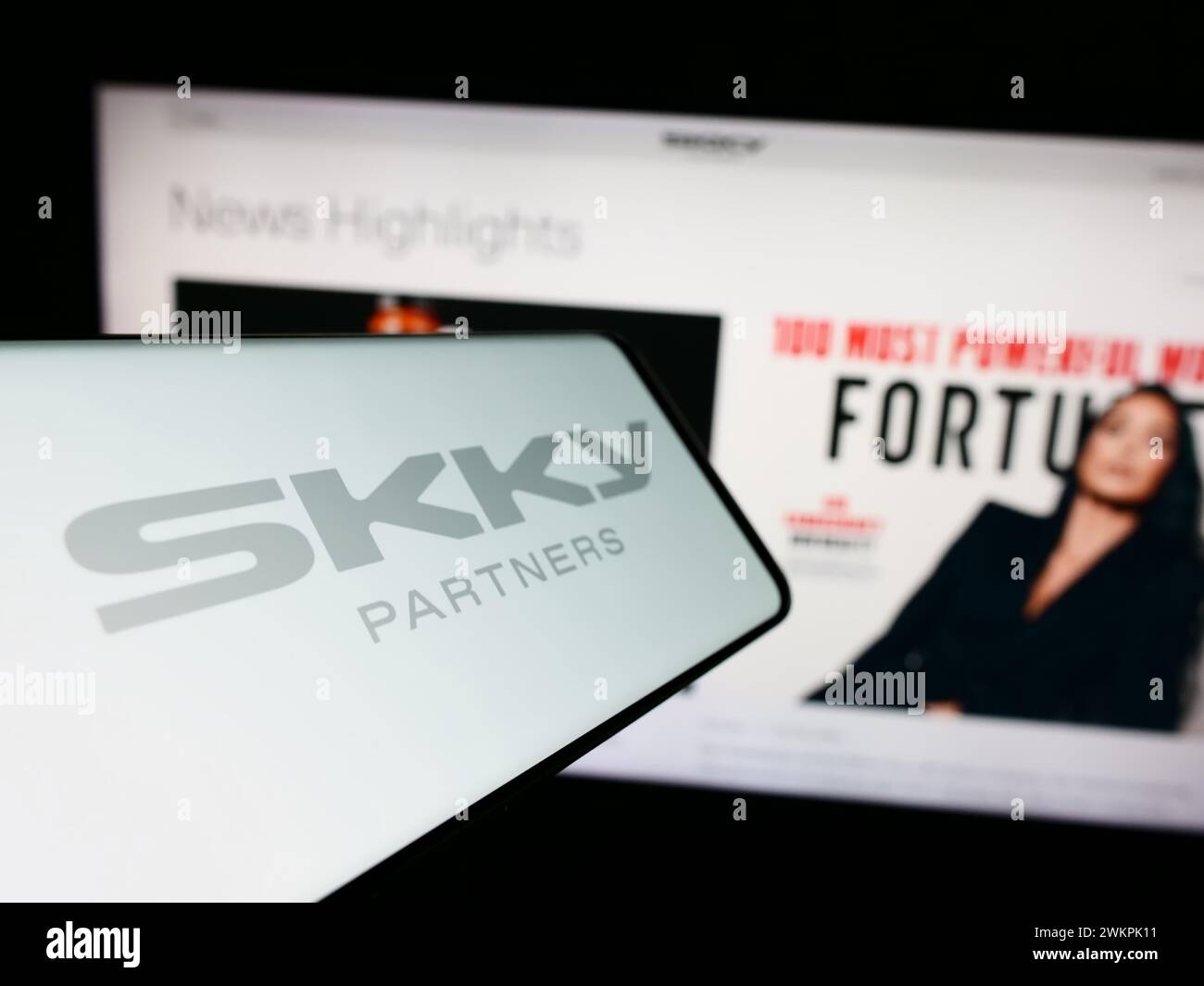 Smartphone mit Logo der amerikanischen Investmentgesellschaft SKKY Partners LP vor der Business-Website. Konzentrieren Sie sich auf die Mitte des Telefondisplays. Stockfoto
