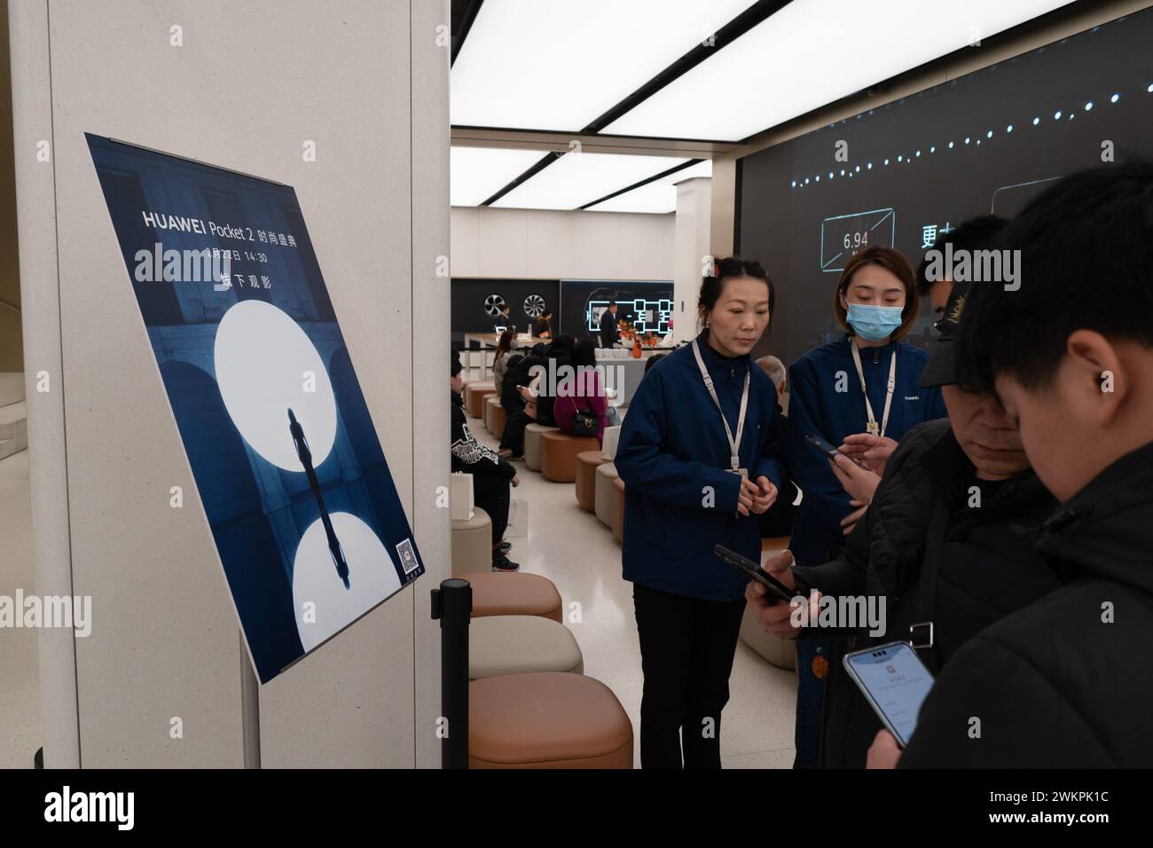 SHANGHAI, CHINA – 22. FEBRUAR 2024 – Kunden registrieren sich für die Einführung des vertikalen Faltbildschirmtelefons Pocket2 von Huawei unter der Flagge von Huawei Stockfoto
